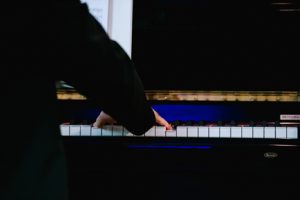 denis joue piano